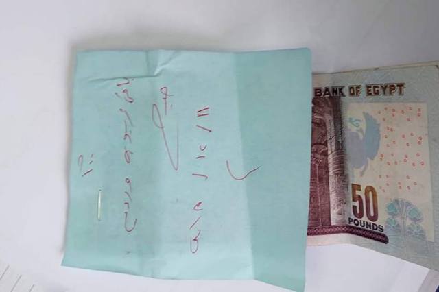 صاحب سيارة يسترد مبلغ نسيه في محطة وقود بصورة غير متوقعة