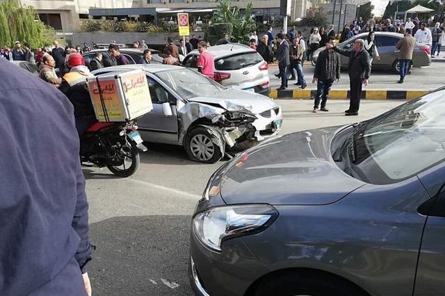 بالصور : حادث كبير في الشيخ زايد تصادمت خلاله 8 سيارات