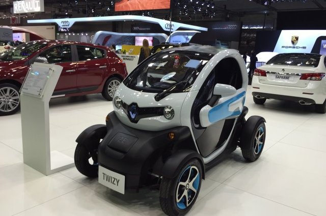 السيارات الكهربائية تفلت من زيادة الدولار الجمركي بعكس الهجينة 