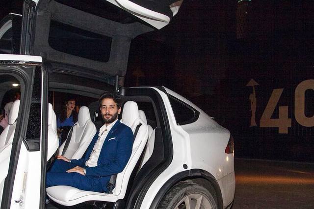 سيارات تسلا وتاكسي لندن في خدمة مهرجان القاهرة السينمائي الدولي