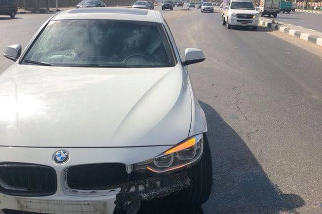 تلفيات في سيارة BMW بسبب حفرة في جوزيف تيتو 