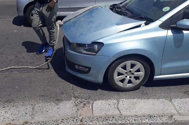 في مصر يتم سحب السيارات من الكبوت !!