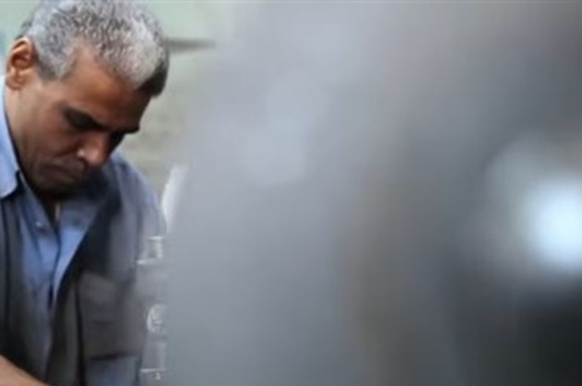 مصري فاقد للبصر يحترف مهنة الميكانيكا