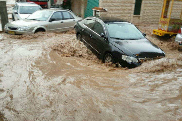 لكل سائقي السيارات في مصر . . احذروا من موسم الأمطار