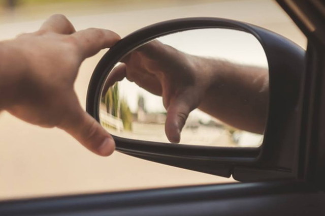 تعرفوا على الطريقة الصحيحة لضبط مرآة السيارة