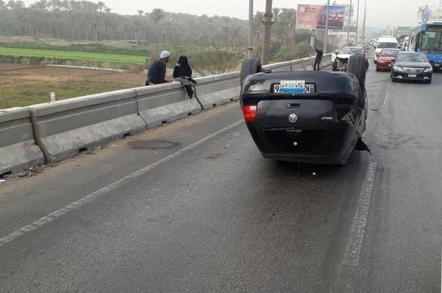 بالصور : انقلاب سيارة على طريق المحور وغلق طرق بسبب الشبورة