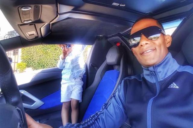 محمد رمضان يظهر مع سيارته لامبورجيني أفينتادور من جديد