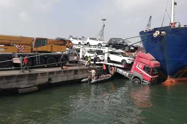 سفينة مصرية تمنع شاحنة محملة بالسيارات من الغرق في الاسكندرية