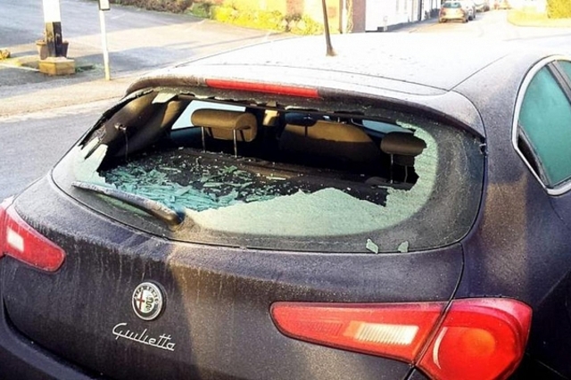 لأسباب غامضة . . شباب يحطمون عدد من السيارات في 6 أكتوبر