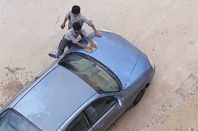 فيديو : طلاب مدرسة يتحولون لسياس ويغسلون سيارات المدرسين بالاجبار