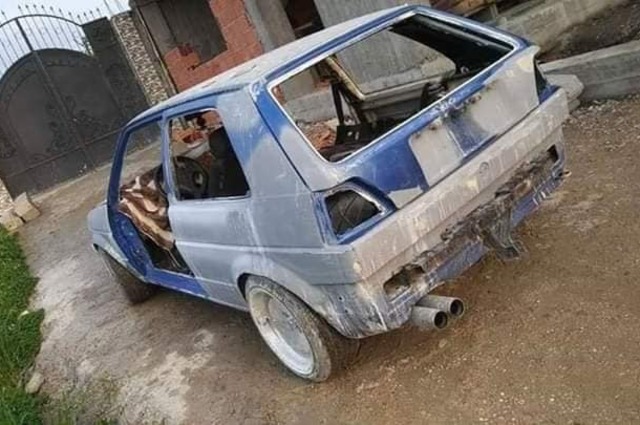 بالصور : شاب مصري يعيد سيارة فولكس فاجن جولف خردة لحالتها الأصلية 