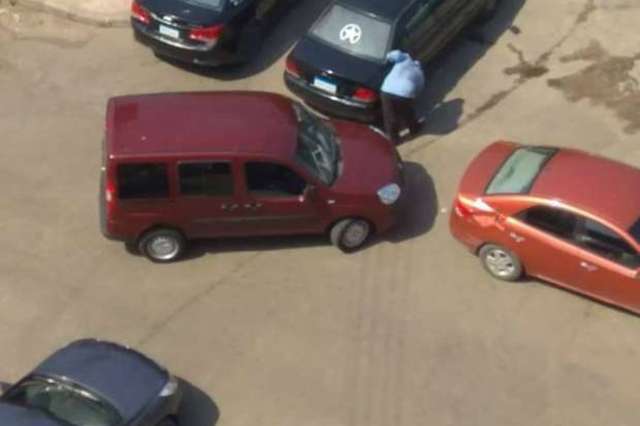 مصريون يعاقبون صاحب سيارة وقف بها في الممنوع