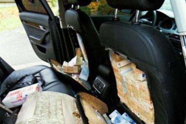 العثور على أموال وتليفونات مهربة داخل أماكن سرية في سيارات قادمة من ليبيا