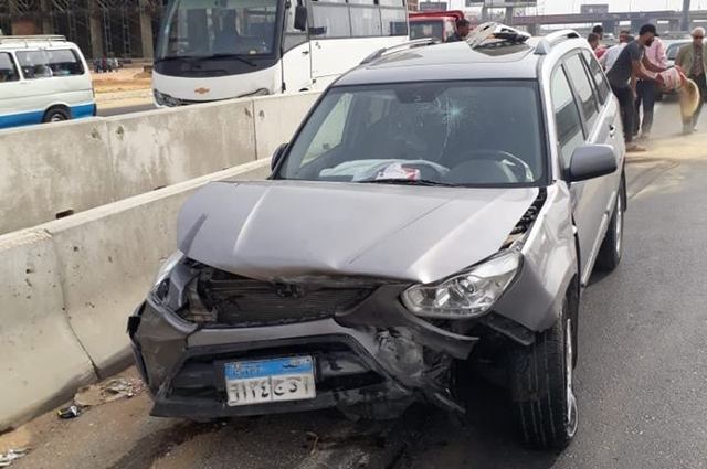 بالصور : حادث تصادم على الدائري وتجفيف للزيوت المتسربة على الطريق