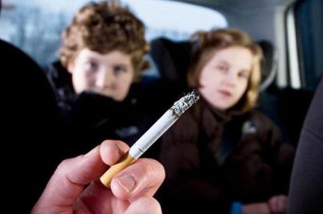 الافتاء تعلن أن صاحب السيارة يمكنه منع الآخرين من التدخين في سيارته