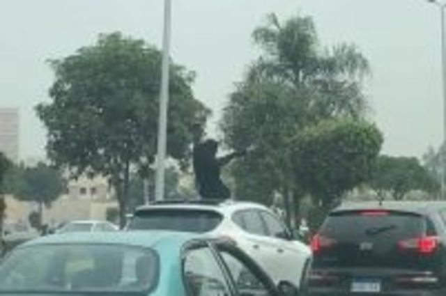 غضب كبير بسبب قيام فتاة بالرقص فوق سيارة في شارع صلاح سالم