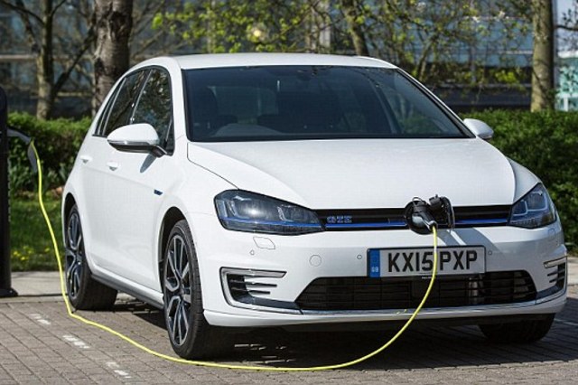 خبير يطالب برفع الجمارك عن السيارات الهايبرد في مصر