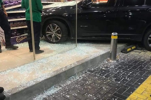 سيارة تقتحم مركز تجاري في مدينتي 