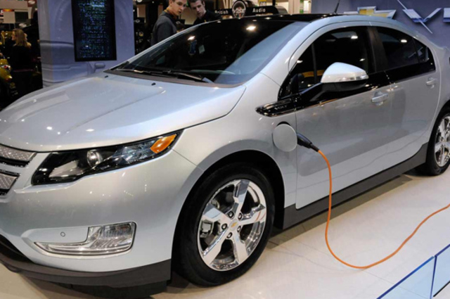 خبراء يطالبون بتشديد الرقابة على الشركات التي تقدم سيارات كهربائية بمصر