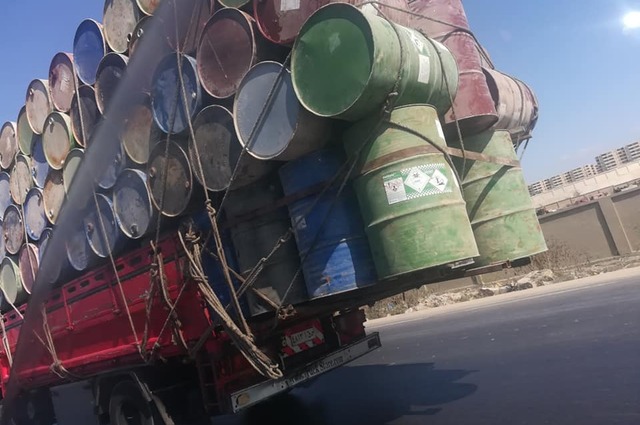 بالصور : سيارات نقل محملة بالبراميل تهدد حياة الموطنين !!