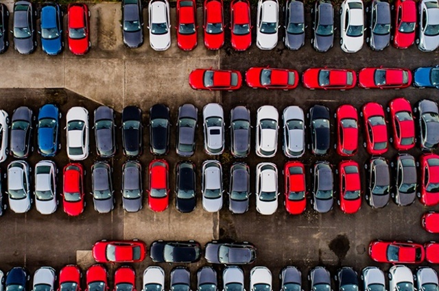 خبير : السبب في زيادة أسعار السيارات والأوفربرايس المشترون أنفسهم