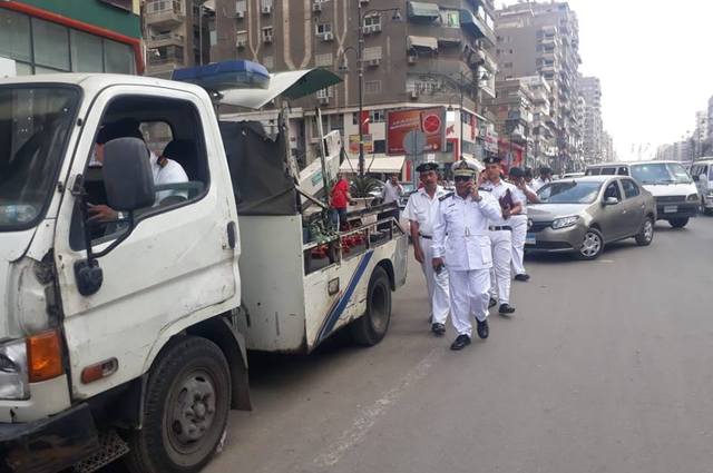 بالصور : حملة في شارع عباس العقاد على السيارات المخالفة