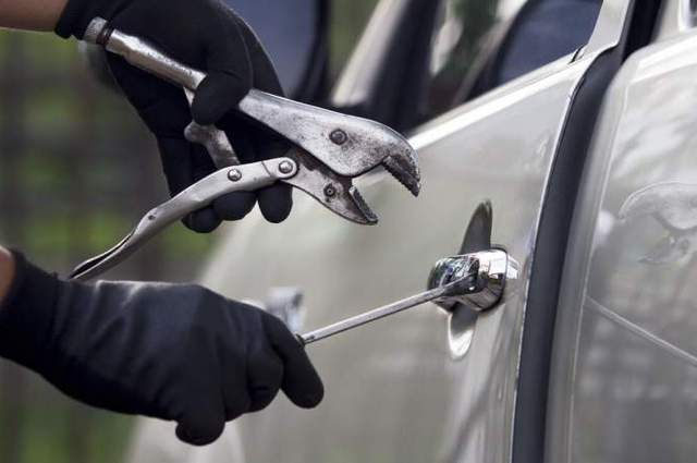 بالصدفة : سقوط لص في مدينة نصر سرق سيارة بالمفتاح المصطنع