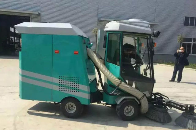 بعد السيارة التي تعمل بالهواء . . مصري يخترع سيارة كنس آلي للطرق