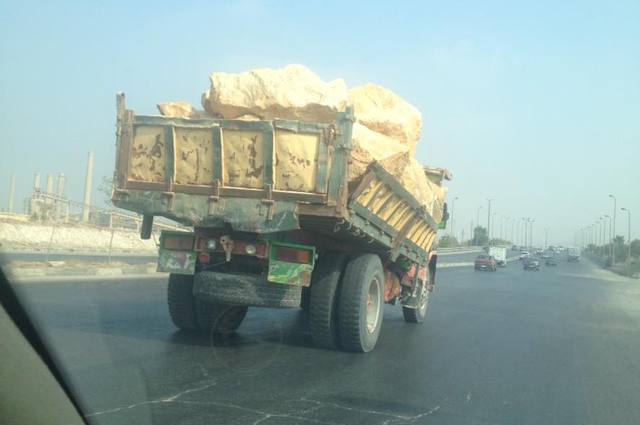 رعب على أوتوستراد حلوان بسبب سيارات النقل المحملة بالصخور