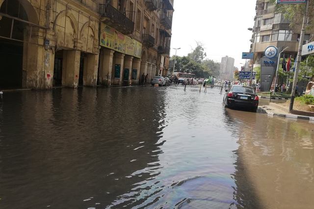 هبوط أرضي في شارع الألفي ومنع مواقف عشوائية بالنزهة