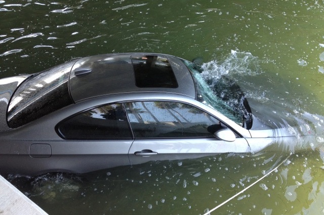 كيف تنقذ نفسك اذا سقطت سيارتك في الماء؟