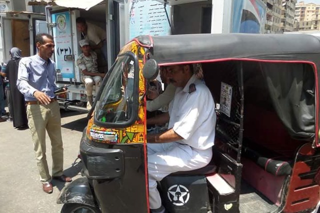 رفع اشغالات وسيارات متروكة من رمسيس والأزبكية وغرب القاهرة 