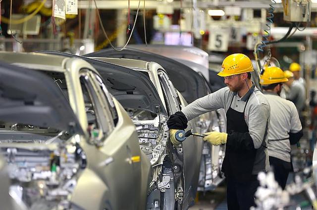 وزارة قطاع الأعمال : التركيز على زيادة المكون المحلي في صناعة السيارات 