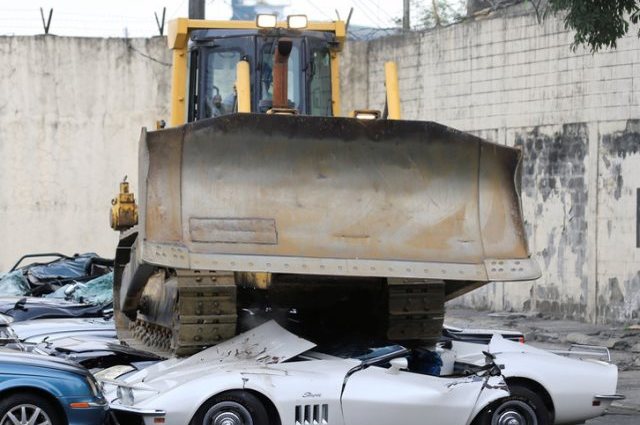 فيديو : الفلبين تدمر سيارات لامبورجيني وبورشة وموستانج مهربة بقيمة تزيد عن 5 مليون دولار