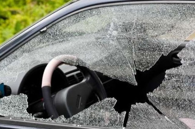 ضبط عصابة تقوم بتتبع عملاء البنوك لسرقة الأموال من سياراتهم