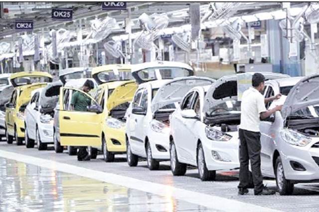 وزارة الصناعة تنفي بصورة قاطعة الغاء استراتيجية صناعة السيارات