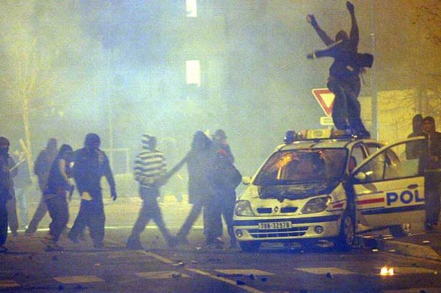 الفرنسيون يحتلفون بالعيد الوطني وكأس العالم باشعال النار في 845 سيارة