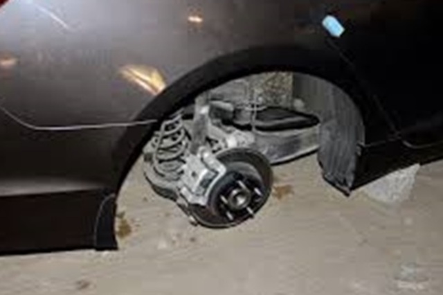 ضبط مخزن قطع غيار سيارات مجهولة وسقوط عصابة لسرقة الاطارات