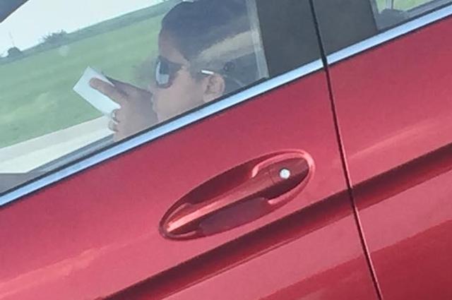 انتشار صور لطفل يقود سيارة ملاكي على الطريق الصحراوي بتهور