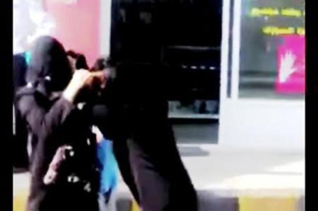 فيديو : أول شجار بين سائقتين في السعودية بعد السماح للمرأة بالقيادة!!