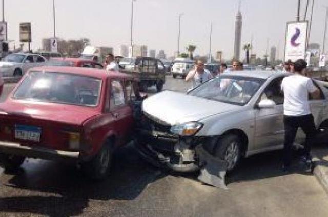 تصادم 4 سيارات ملاكي على المحور وسيارة ملاكي على كوبري أكتوبر