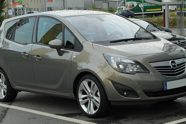 أوبل ميريفا المستعملة . . سيارة بأبواب مميزة في الفتح واتساع كبير