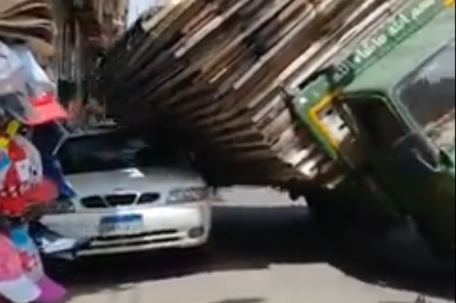 فيديو : ملاكي تتعرض للدمار في الاسكندرية لسقوط حمولة خشب عليها