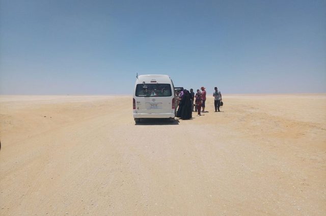 انقاذ سيارة ميكروباص فيها 14 راكب من داخل الصحراء في أسوان