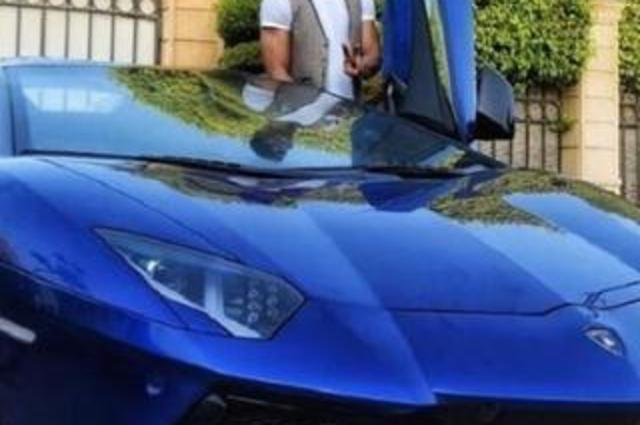 محمد رمضان يعود لتصوير سياراته من جديد