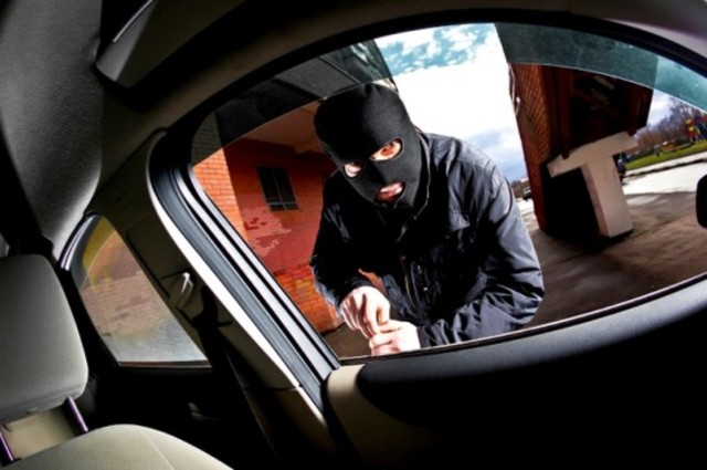 عصابة السيارات الفارهة تعترف بسرقة 40 سيارة وتنتظر المحاكمة