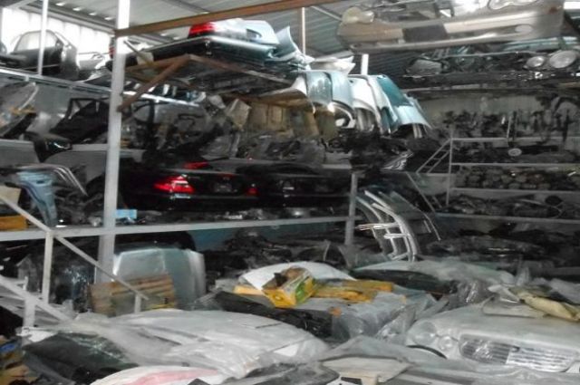 مهاجمة مخزن ومصنع لقطع غيار السيارات المجهولة وضبط 10 آلاف قطعة