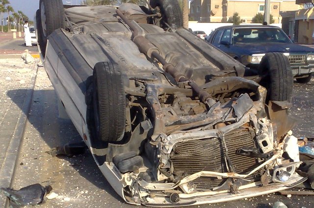 انقلاب سيارة نقل من محور الثورة وملاكي من فوق كوبري أكتوبر