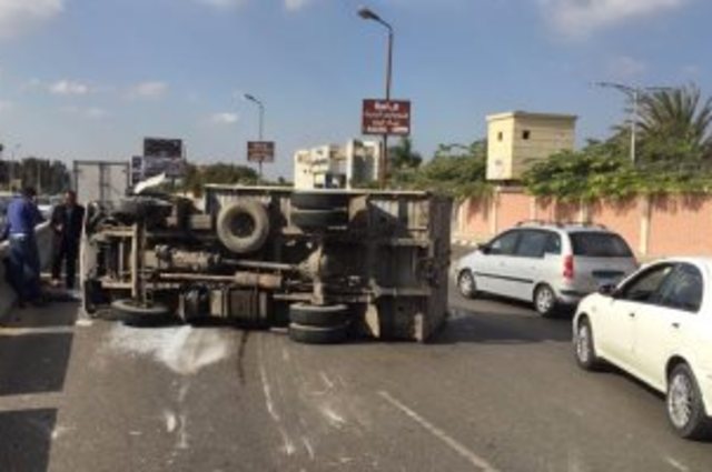 انقلاب سيارة نقل بحمولتها على الأوتوستراد وزحام شديد في الجيزة