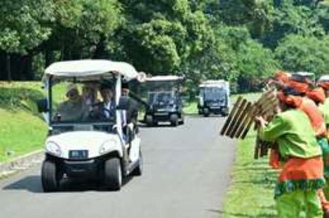 رئيس اندونيسيا يقود سيارة لشيخ الأزهر بنفسه